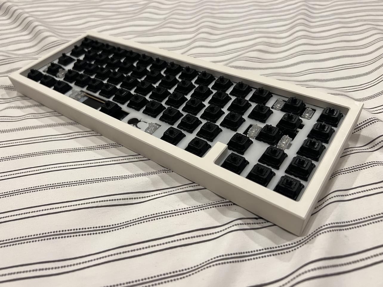 White/Black Mirror QK65 r2