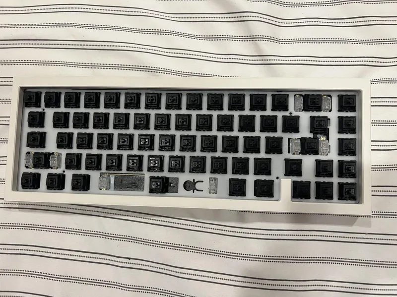 White/Black Mirror QK65 r2