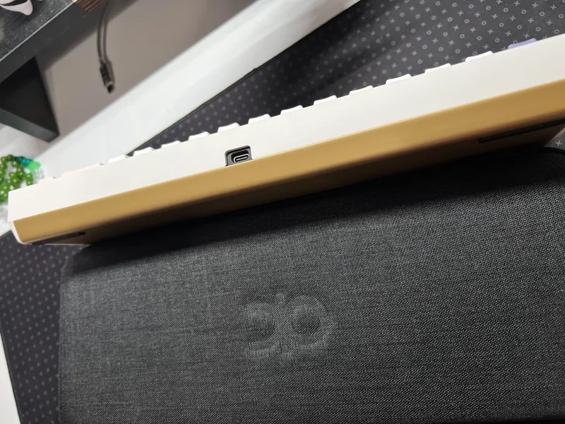 QK65 R1 E-White/Golden